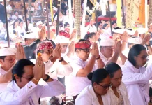 Pemkab Tabanan Lakasanakan Persembahyangan Bhakti Penganyar di Pura Tuluk Biyu