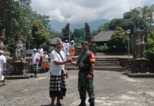 Babinsa Wongaya Gede Kawal Mulang Pekelem di Tukad Yeh Mawa