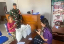 Babinsa Kawal Penyaluran Bantuan Beras Warga Timuhun
