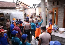 Tinjau Lokasi Kebakaran di Desa Negari, Wabup Tjok Surya Serahkan Bantuan Sosial