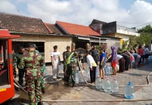 Kodam IX/Udayana Salurkan Air Bersih Warga Terdampak Kekeringan