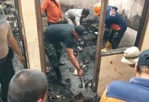 Aparat Gabungan Bersihkan Rumah Warga Pasca Kebakaran