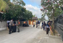 Babinsa Kutampi Kaler Ajak Warga Bersihkan Pantai