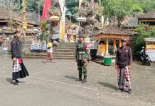 Babinsa Jatiluwih Amankan Piodalan di Pura Luhur Pucak Petali