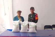 Pemdes Lembongan Salurkan Bantuan Beras, Dikawal Babinsa