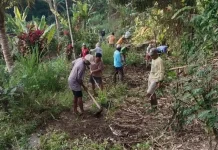 Babinsa dan Warga Desa Bersiap Bangun Jembatan Penghubung Antarbanjar