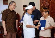 Gubernur Koster Serahkan CSR St Regis, Dukung Pelestarian Seni dan Budaya Bali