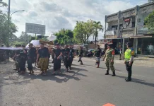 Babinsa dan Pecalang Dauh Peken Kawal Pemakaman di Setra Gandamayu