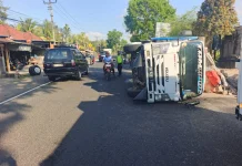 Pecah Ban, Dump Truk Terguling di Melaya, Jembrana
