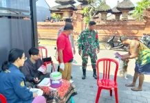 Babinsa Penarukan Kawal Perlindungan Hewan Peliharaan dengan Vaksinasi Rabies