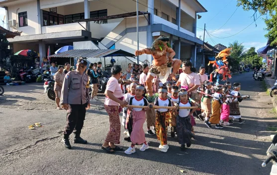 Bhabinkamtibmas Dawan Kaler Amankan Pawai Ogoh-ogoh Anak TK