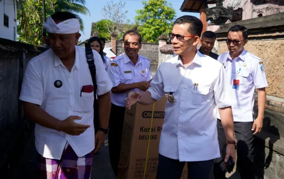 Pemkab Klungkung Serahkan Bantuan Kursi Roda dan Sembako kepada Lansia