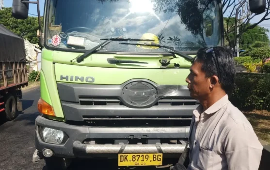 Penumpang Motor Tewas Terlindas Tronton di Gilimanuk