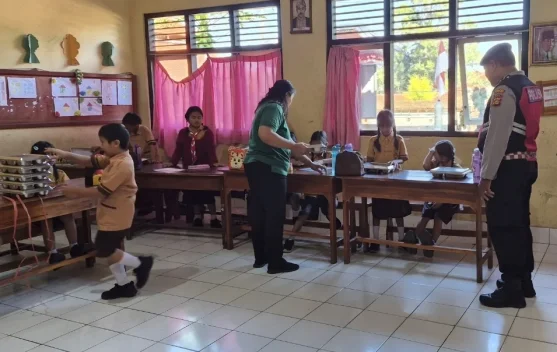 Polisi Kawal Distribusi Makanan Bergizi Gratis untuk Pelajar dan Kelompok Rentan