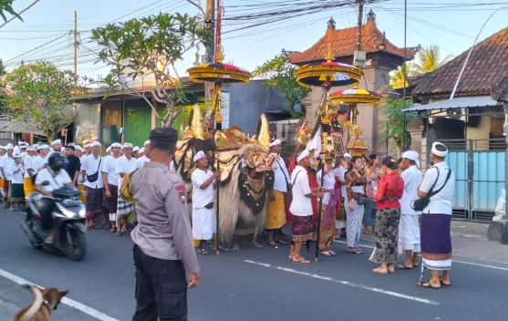 Pengamanan Hari Raya Galungan, Polsek Blahbatuh Hadir Dengan Humanis