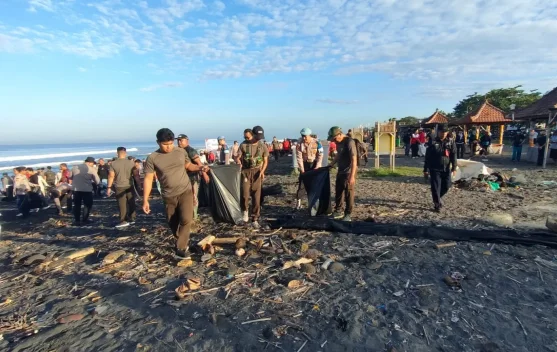 Sinergi  TNI-POLRI Jaga Kelestarian Pesisir Bakti Sosial Bersih Pantai
