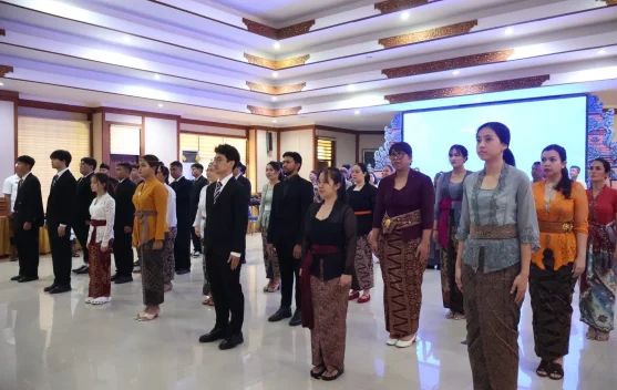 Kanwil Kemenkum Bali Sumpah 25 WNI Baru, Teguhkan WBBM