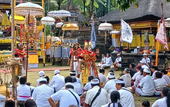 Bhakti Penganyar Pemkab Klungkung di Pura Mandhara Giri Lumajang