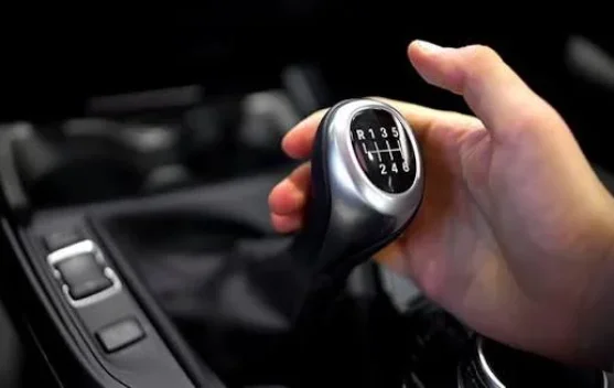 Studi Membuktikan, Mengemudi Mobil Manual Lebih Disarankan daripada Mobil Matic