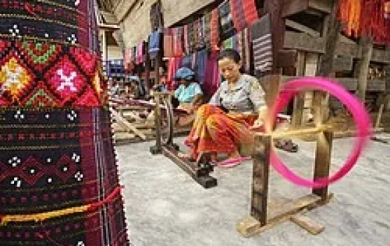 Ulos Warisan Batak Sarat Makna Kehangatan dan Nilai Adat Tradisional