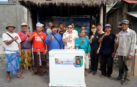 Bupati Satria Serahkan Bantuan Chest Freezer KKP RI