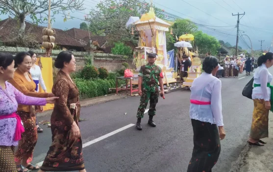 Babinsa Jegu Laksanakan Pengamanan Terpadu Upacara Ngaben