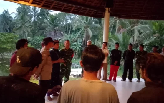 Babinsa Pesagi Kawal Sidak Duktang Pastikan Pendatang Tertib Administrasi