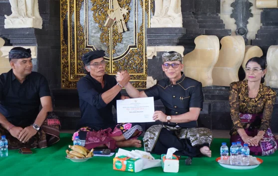 Bupati Satria Serahkan Bantuan Ngaben Massal di Nusa Penida