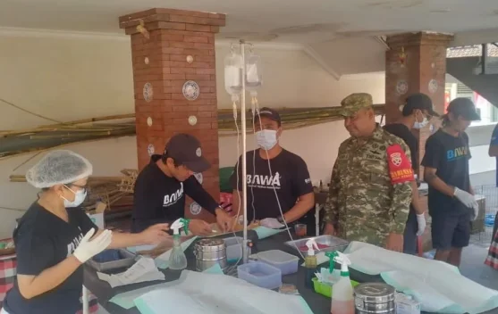 Babinsa Kesiut Kawal Vaksinasi dan Sterilisasi Puluhan Hewan Penular Rabies