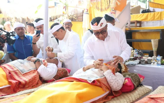 Jaya Negara Ngayah Nyangging saat Metatah Massal Desa Adat Panjer
