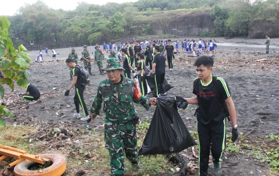 Kodim Tabanan gelar Karya Bakti di Pantai Yeh Gangga