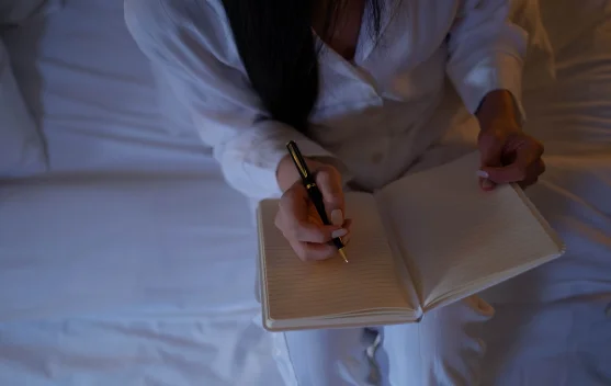 Sulit Tidur karena Kepikiran Pekerjaan? Coba Menulis sebelum Tidur