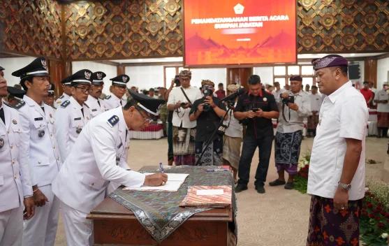 Bupati Gianyar Lantik 26 Perbekel, Tekankan Sinergi Pembangunan Desa ...