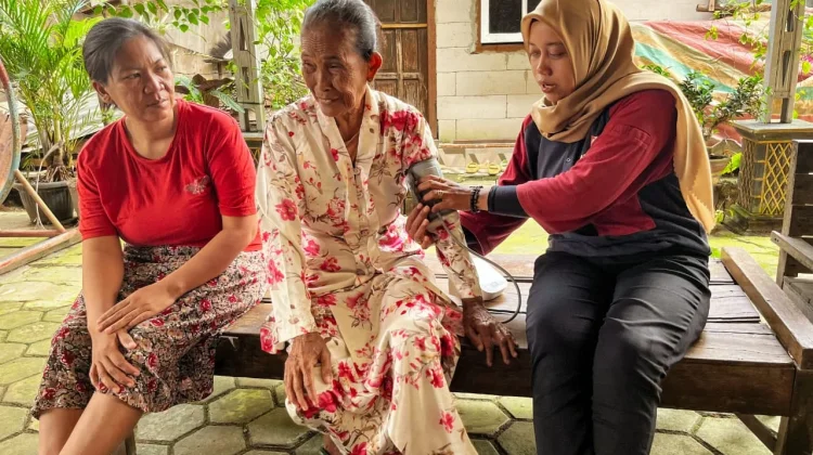 Artha Graha Peduli Beri Layanan Kesehatan Gratis dan Takjil di Program Pasar Murah