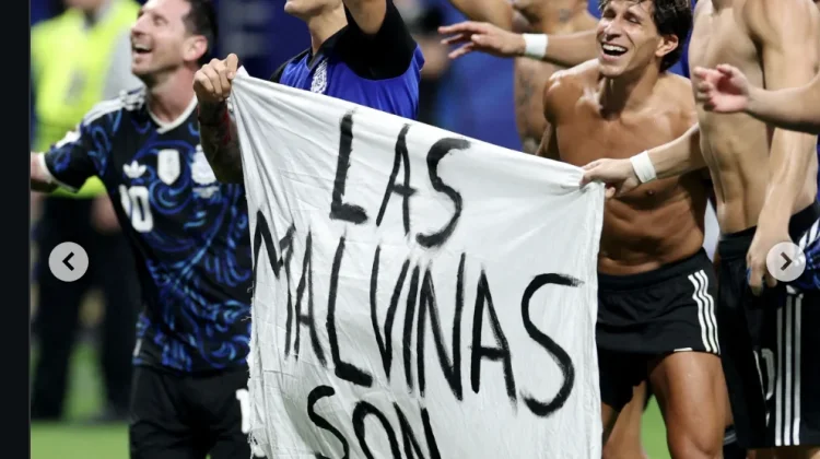 Argentina Bentangkan Spanduk 'Las Malvinas son Argentinas'