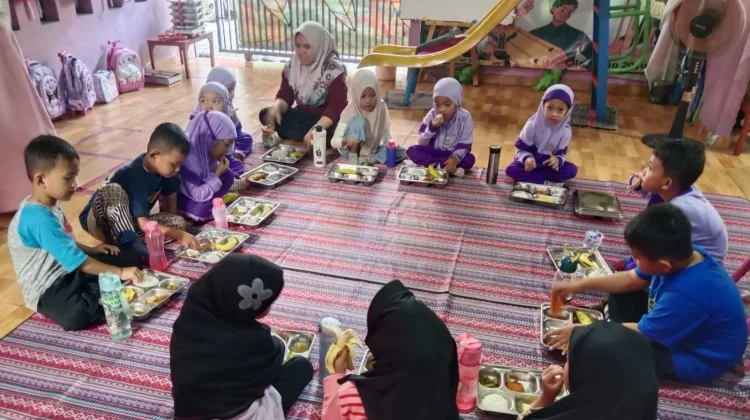 Tak Perlu Buru-Buru Bikin Bekal, Makan Bergizi Gratis Sudah Bantu Orang Tua