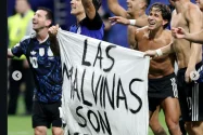 Argentina Bentangkan Spanduk 'Las Malvinas son Argentinas'