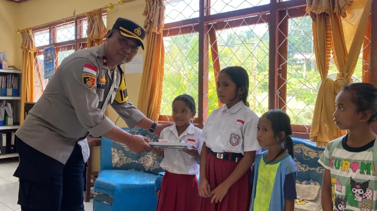 Polres Nagekeo Salurkan Bantuan Alat Tulis ke Siswa