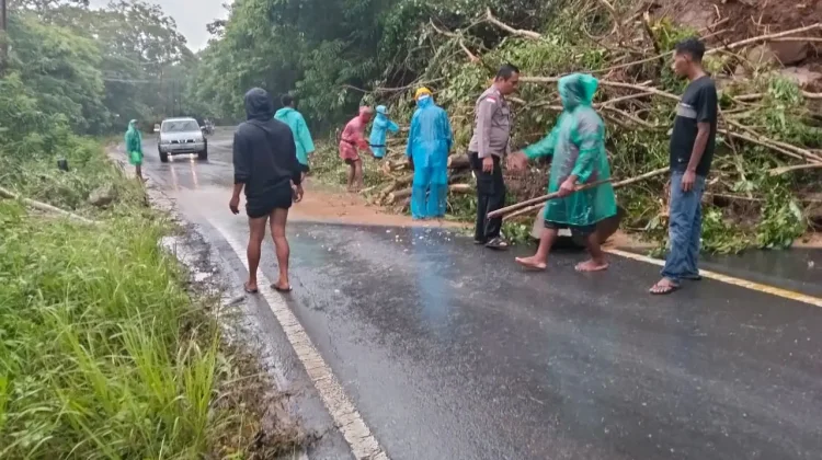 Tebing Longsor Tutup Ruas Jalan Trans Ende–Bajawa