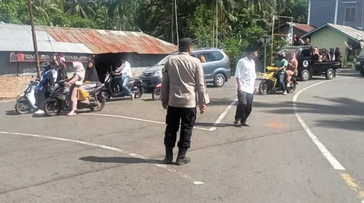 Personel Polsek Adonara Amankan Pawai Ramadhan 1447 Hijriah