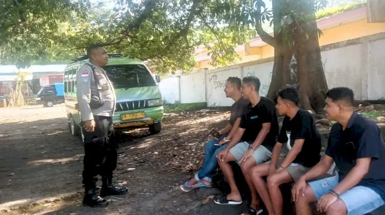 Polisi Sambangi Sopir Angkot di Terminal Lamawalang