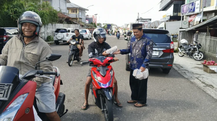 Sambut Ramadan, Paguyuban Arema Berbagi Sembako kepada Pengendara