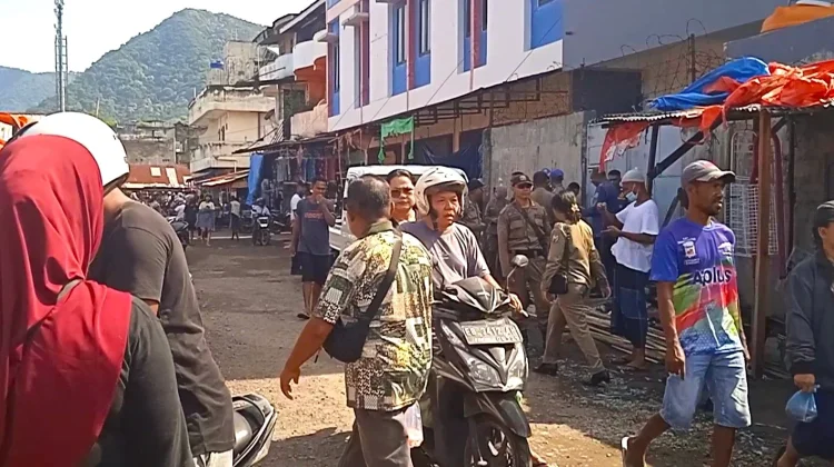 Satpol PP dan Disperindag Tertibkan Lapak Pedagang Pasar Mbongawani