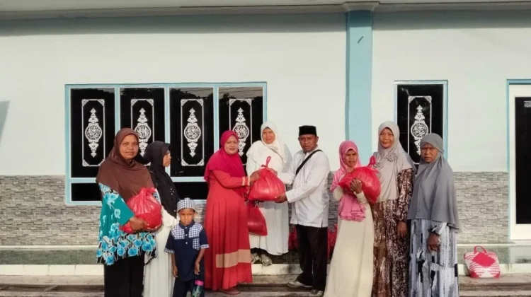 MAN Ende Bagikan Paket Sembako Bagi Jamaah Masjid Nurul Iman Wolowona