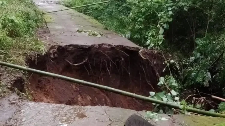 Jalan Lirikelan-Nilo Ambruk, Warga Terancam Terisolasi