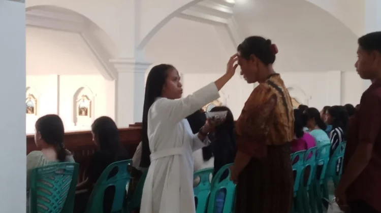 Ribuan Umat Ikuti Misa Rabu Abu di Gereja Purere Ende