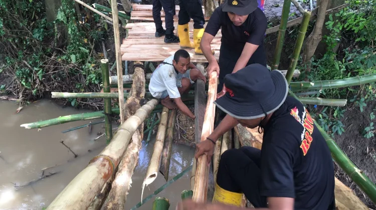 Tak Hanya Jaga Keamanan, Brimob NTT Bangun 9 Jembatan untuk Warga