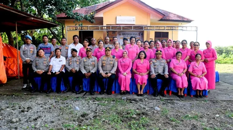 Kapolres Flotim Kunjungi Polsek Titehena, Serahkan Bansos