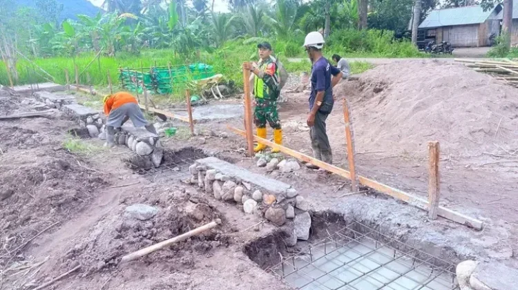 Babinsa Aewora Tinjau Pembangunan Koperasi  Desa Merah Putih