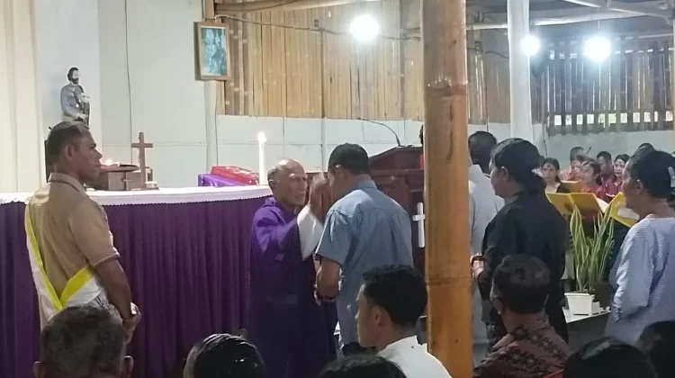 Ribuan Umat Terima Abu di Nanganesa